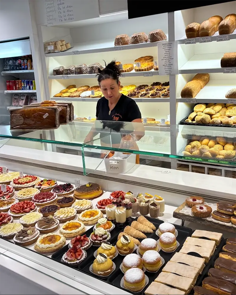 Ann in de winkel Bakkerij Alken Het Bakkershuis Bakker Alken
