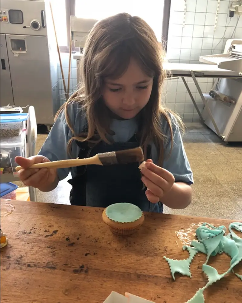Cupcakes maken door de dochter Bakkerij Alken Het Bakkershuis Bakker Alken